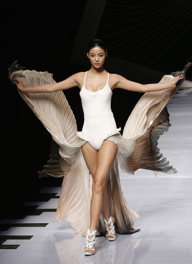  Swimming fashion trend show during China Fashion Week Wires_1395996964681_middle