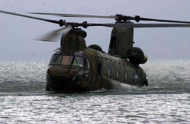 النسر الامريكى " CH-47-Chinook " ضد العملاق الروسى " MI-26 " CH47_On_The_Water