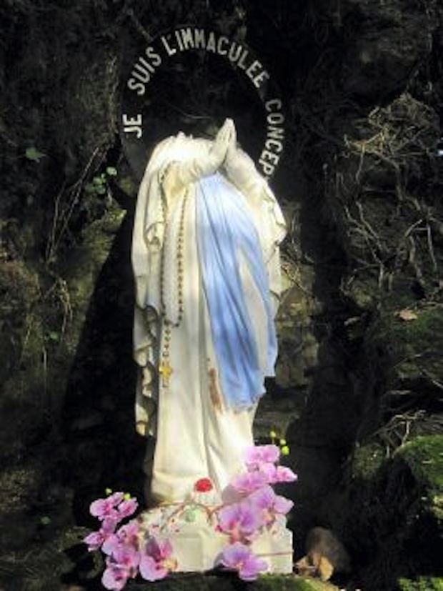 Morbihan : une Vierge de Lourdes décapitée 6a00d83451619c69e2019b01abac79970d-800wi1