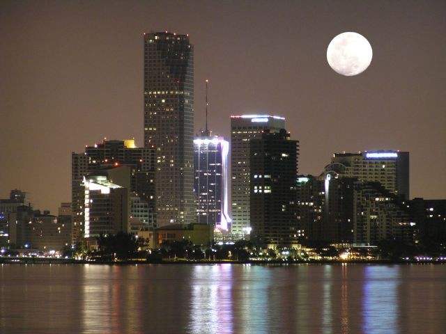 السياحة في ميامي Miami_moonlight