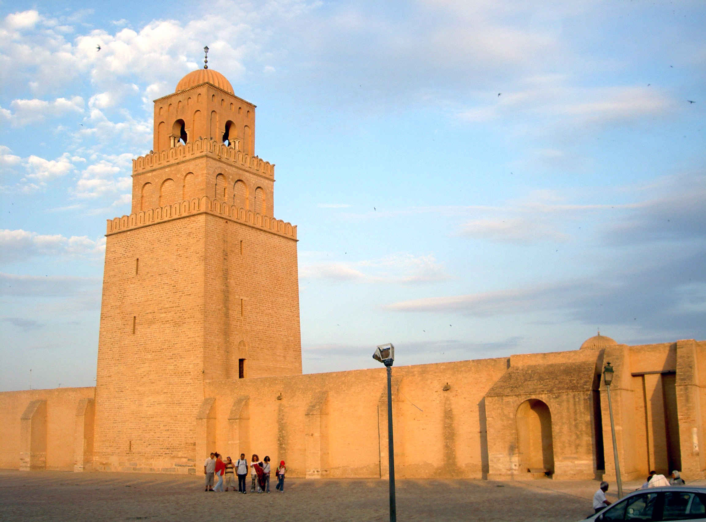 مدينة القيروان  التونسية A_mosque_of_okba_in_kairouan_in_tunisia