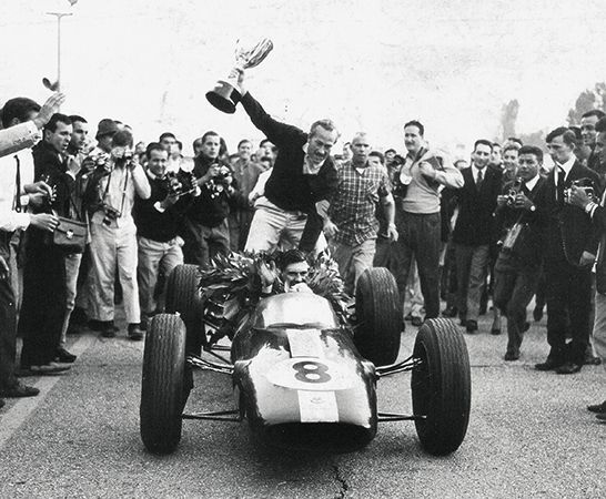 Alfa Romeo 4C, a Ginevra per farci sognare - Pagina 22 Gpi-1963-jim-clark-e-colin-chapman-su-lotus-25-vincitore