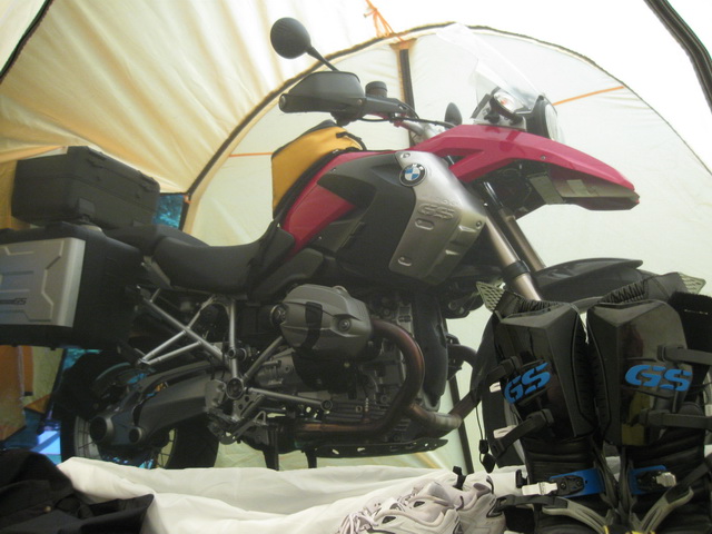 CleanMPG Reviews the 2010 R 1200 GS and GS Adventure 1200_GS_in_tent