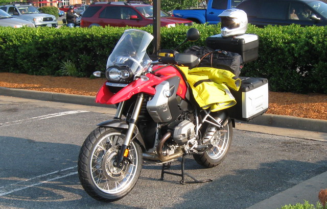 CleanMPG Reviews the 2010 R 1200 GS and GS Adventure 2010_R_1200_GS_at_a_McDonald_s_in_NC_somewhere