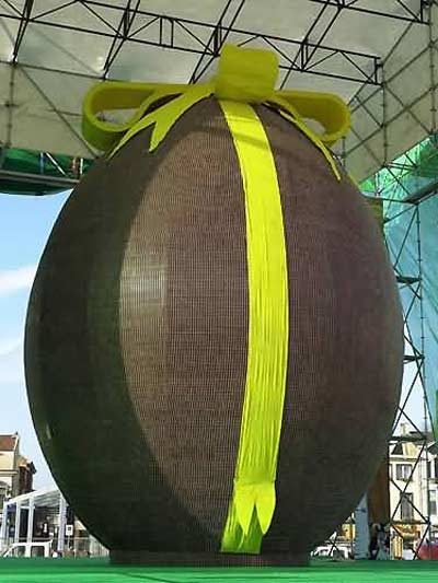 فن البيض  سبحان الخالق Giant-chocolate-easter-egg