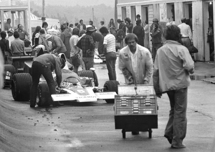 1975 Mosport F-5000 MOVING%20TO%20PIT%20LANE%2075