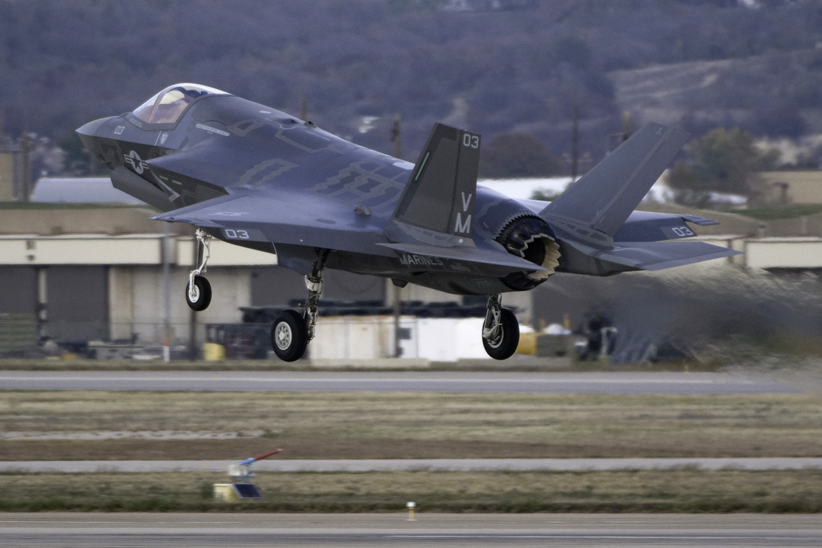 Lockheed F-35 Lightning II - Página 6 2011_BF8_FF_takeoff_richards_1269967624_2655