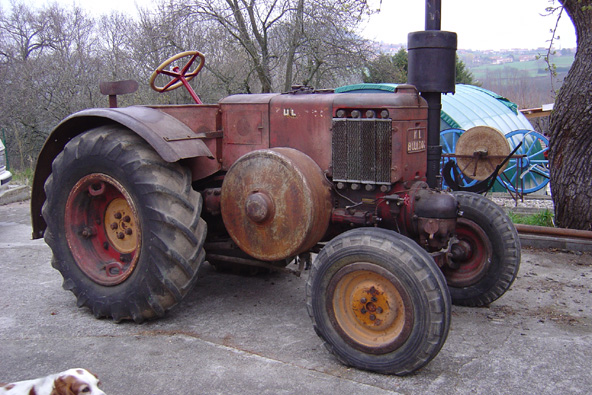 les début des tracteurs " à boule chaude" semi-diesel  Tracteur_kl_1