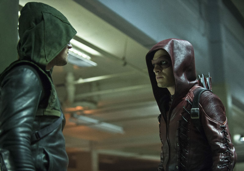 Des images officielles pour Arrow Saison 3 Arrow-and-Arsenal-in-Season-3-Premiere