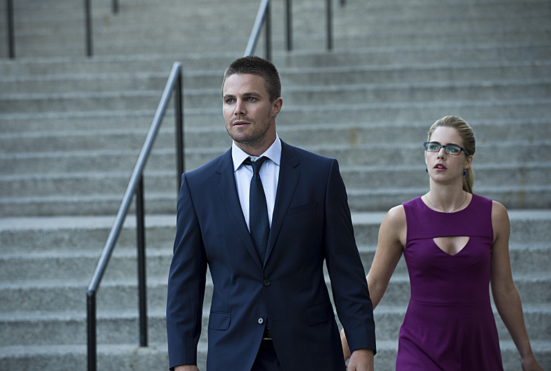 Des images officielles pour Arrow Saison 3 Oliver-Queen-and-Felicity-Smoak-in-Arrow-Season-3-Premiere