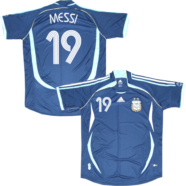 صور جامدة جامدة    للاعب الارجنتينى ميسى Messi-adidas-argentina-away-messi-19-06-07