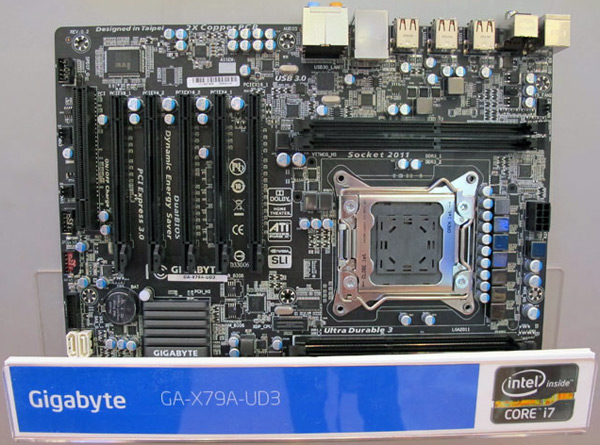 Les cartes mères LGA2011 X79 se montrent au Computex Giga_x79aud3_compu