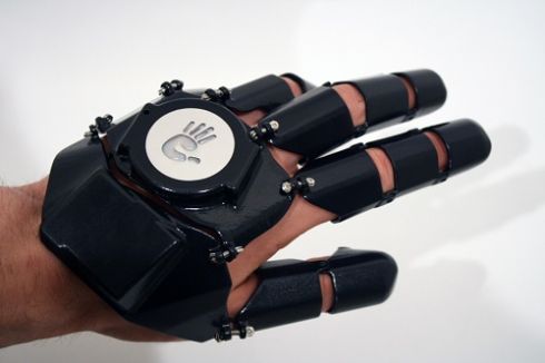 هاتف علي شكل قفازات ®»ــ حقيقة ام خيال Glove_phone_prototype_1