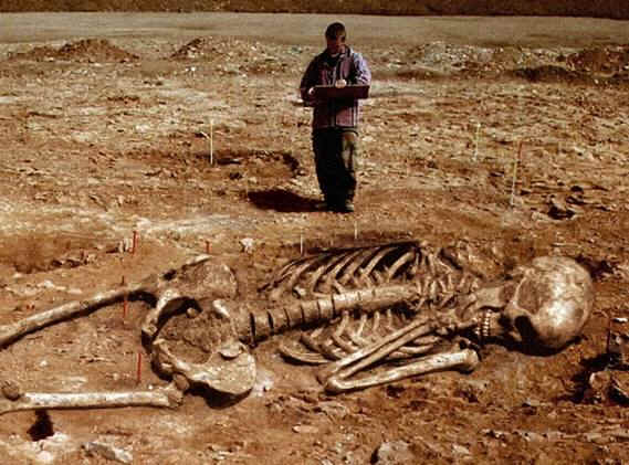 Descubren cementerio con aparentes restos de extraterrestres gigantes N6