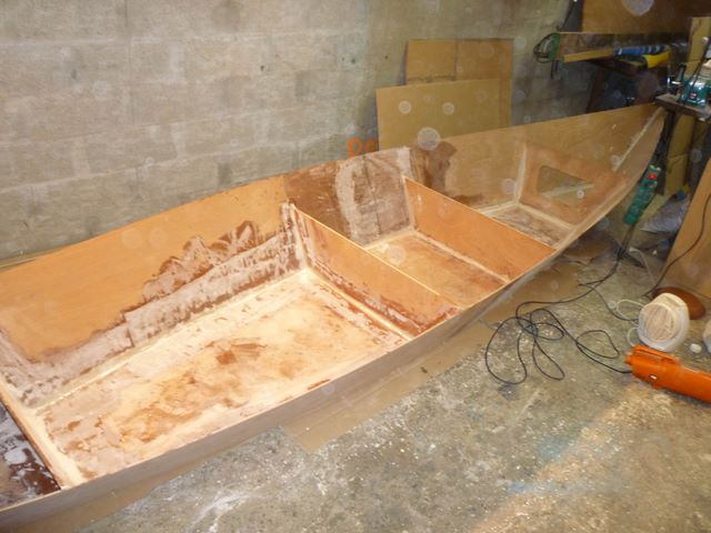 Bateaux en Bois ... Construction-bateau-bois-421-03-construire-bateau-cousu-colle-technique-joint-resine-epoxy_xs