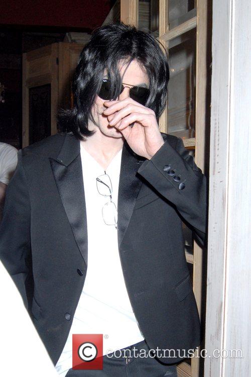 [SORTIE] Michael Jackson fait du shopping à Las Vegas (PHOTOS +UP 3 VIDEOS !!) Michael_jackson_5201703