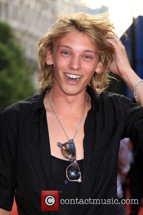 Regarde une feuille de personnage Jamie_campbell_bower_5317303