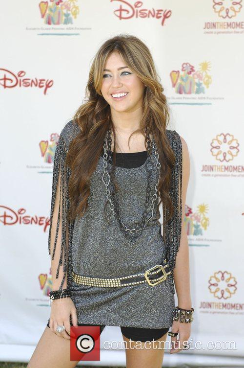 صور جديده لمايلي سايرس Miley_cyrus_2450375