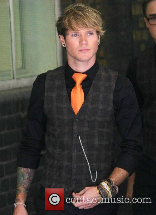 Fiesta en la Mansión Lestrange || TODOS - Página 3 Dougie-poynter-outside-the-itv-studios-london_4123853