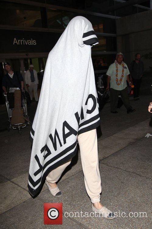 Gaga spotted in Chicago (08/10/2012) Katy-perry-covers-herself-in-a-large_3937826