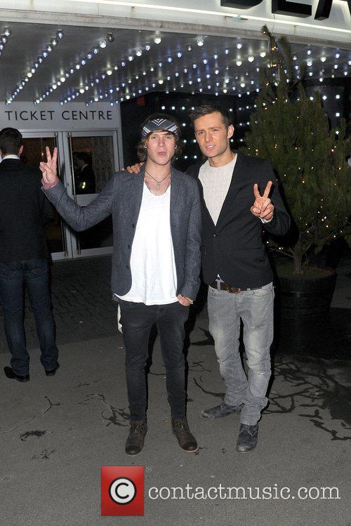 McFly: Noticias, Candids & Rumores - Página 3 Dougie-poynter-with-bandmate-harry-judd-of_3660374