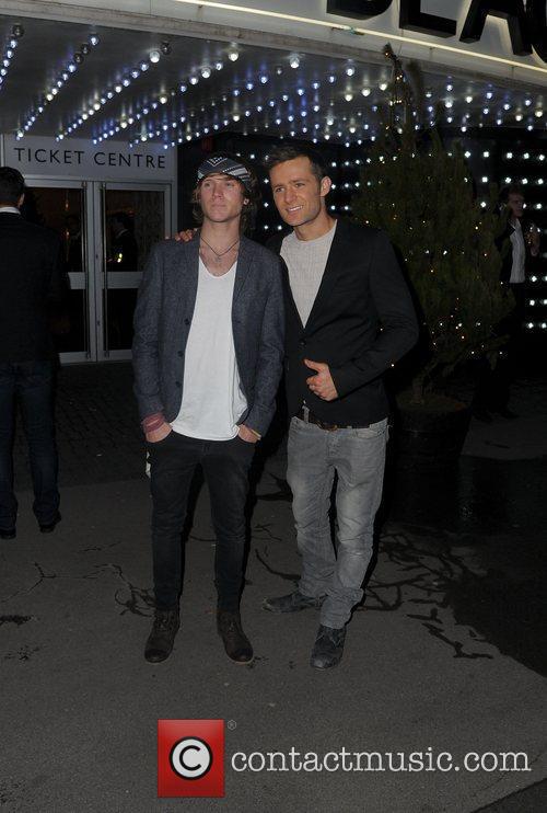 McFly: Noticias, Candids & Rumores - Página 3 Dougie-poynter-with-bandmate-harry-judd-of_3660403