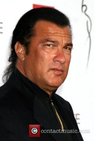 Les anniversaires de nos mercenaires vieillissants... - Page 5 Steven_seagal_1835248