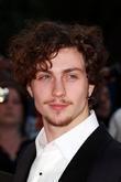 Les acteurs/actrices qui auraient pu jouer Lizzy/Darcy - Page 5 Aaron_johnson_5487997