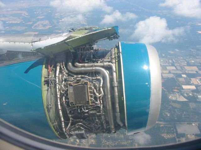 photos insolite Avion-moteur