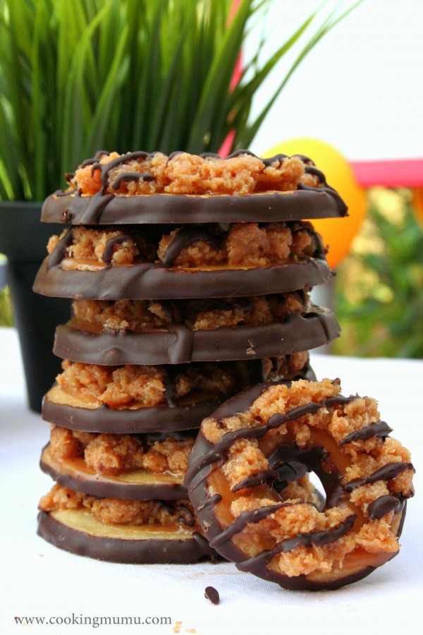  SAMOA COOKIE, le biscuit des girl scouts américaines . Pile-de-samoa-cookies-600x900