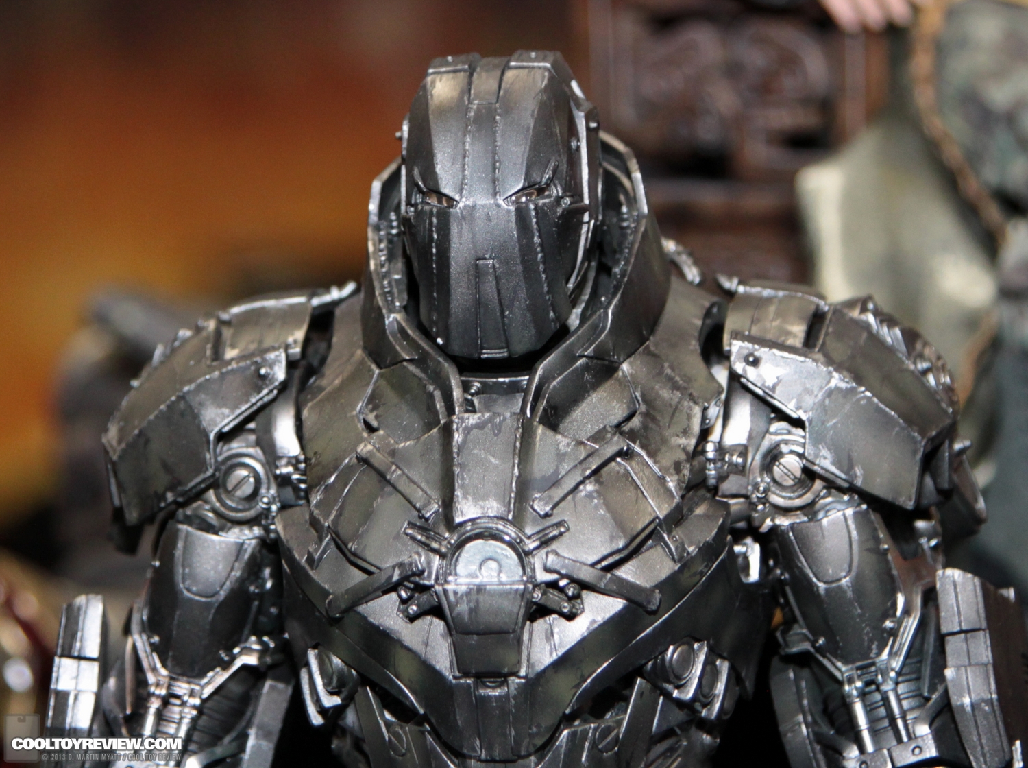 [Hot Toys] Iron Man 2:  Iron Whiplash -  Diecast 1/6 scale - LANÇADO!!! - Página 4 SDCC_2013_Hot_Toys_Thursday-027