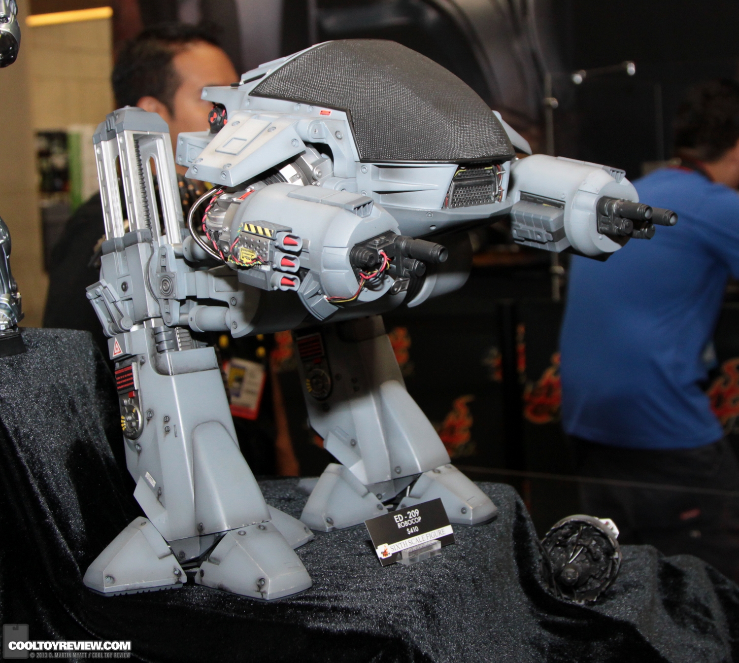  [Hot Toys] RoboCop: 1/6 ED-209 - LANÇADO!!! - Página 5 SDCC_2013_Hot_Toys_Thursday-044