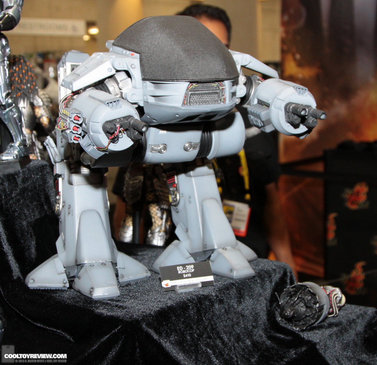  [Hot Toys] RoboCop: 1/6 ED-209 - LANÇADO!!! - Página 5 SDCC_2013_Hot_Toys_Thursday-045