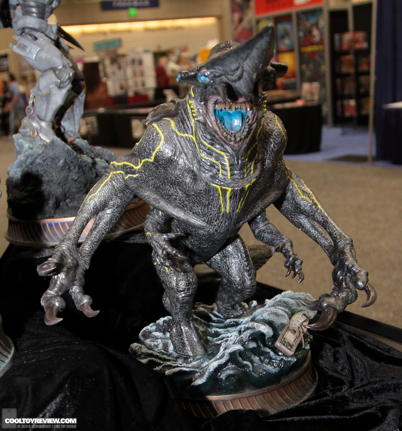 [Sideshow] Pacific Rim: Knifehead Statue - LANÇADO!!! - Página 2 SDCC_2013_Sideshow_Collectibles_Thursday-083