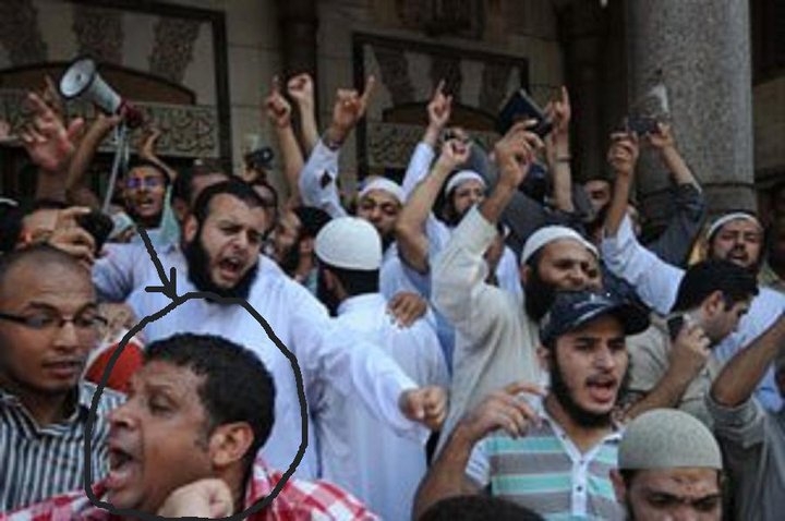 ظهور صورة المشتبه به في حادث الإسكندرية وسط مظاهرة إسلامية سابقة Suspect-1