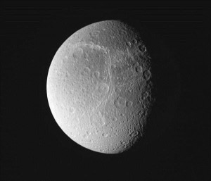 Descubren oxigeno en Dione Dione-300x257