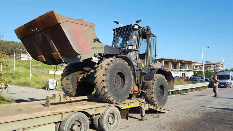 macchine del genio militare FOTO-3-Scaricamento-di-una-Terna-Ruotata-del-genio-dal-pianale-di-traino-800x450