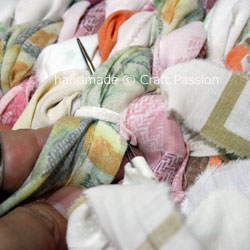 عمل مفرش من بقايا القماش رووووووعه Woven-Rag-Rug-WIP5