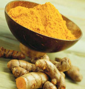 Olio alla curcuma, per uso alimentare e cosmetico: proprietà e come realizzarlo olio-curcuma Radici-di-curcuma