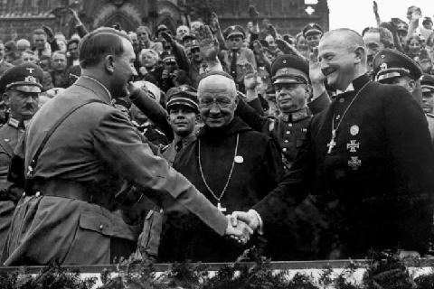 Hitler il buon cattolico Hitler-Kirche-1934-429794g