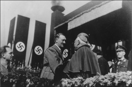 Atto di fede e amore per dio: l'ennesima crudeltà della religione - Pagina 3 Hitler_cardinal4