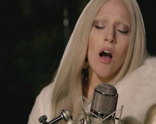 Lady Gaga desea una feliz Navidad con 'White Christmas' en vídeo Gagachristmaswhitevideo