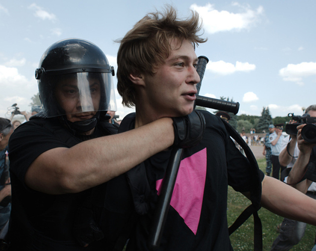 "Todo noticias" Cara a cara con la homofobia rusa. Gays-holocausto