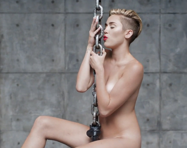 << PREMIOS FIGHTER 2013 >> HOY - Página 9 Miley-cyrus-desnuda-wrecking-ball