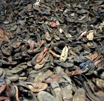 Retour d'un voyage triste et mémorable.. Auschwitz-shoes-sm