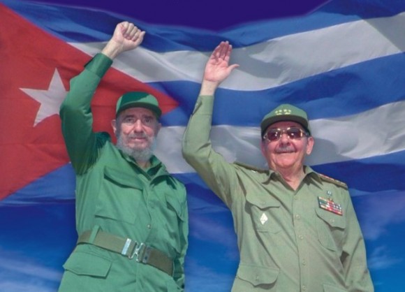 Para realisar la discusion ( TERSERA EDISION ) Fidel-y-raul-castro-bandera-580x418