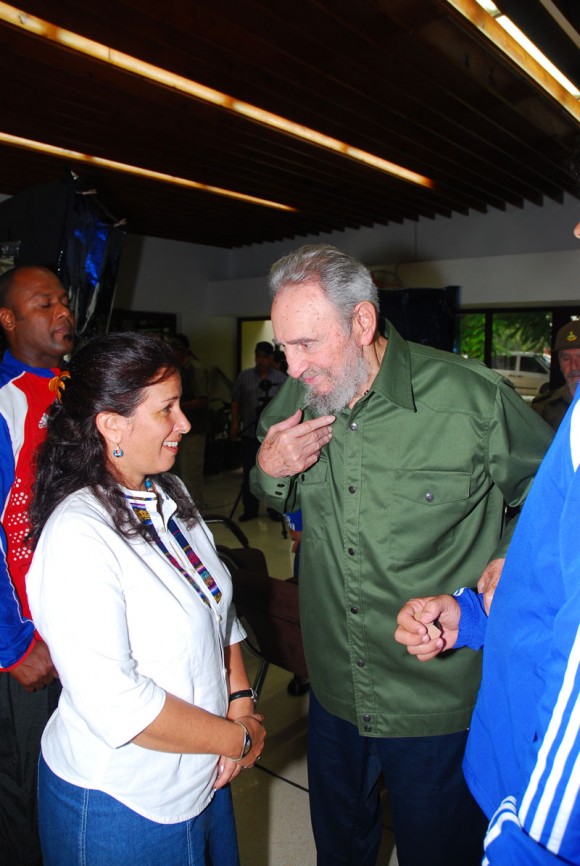 El Cagastro con camisa verde....sera marca ADIDAS tambien? Fidel-en-artemisa-03-580x866