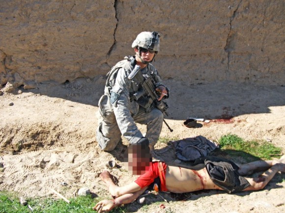 Las guerras de EEUU: Pentágono se disculpa por imágenes de asesinatos en Afganistán  Afganistan-torturas-1-580x434