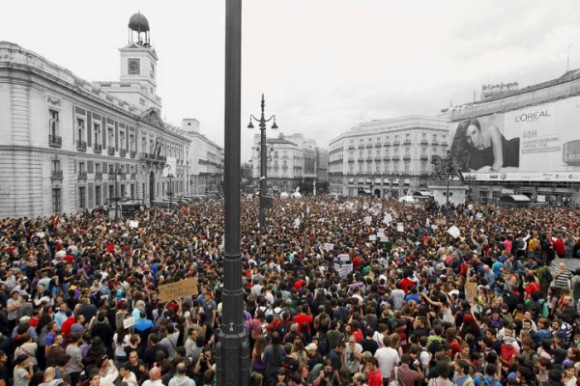 ¿Dedebería la OTAN Bombardear España? Puerta-de-sol-protesta-espana-580x386