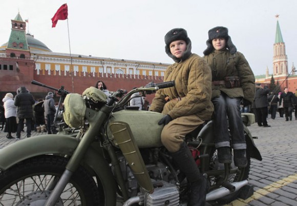Desfilan en la Plaza Roja de Moscú para conmemorar 70 aniversario de Gran Guerra Patria Inicio-gran-guerra-patria13-580x402